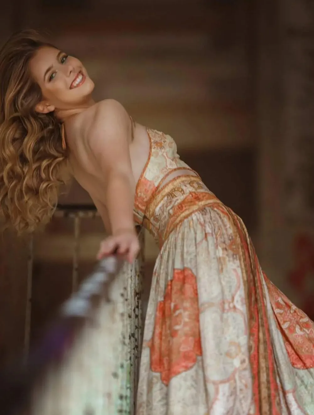 Lina en robe longue fleurie, souriante