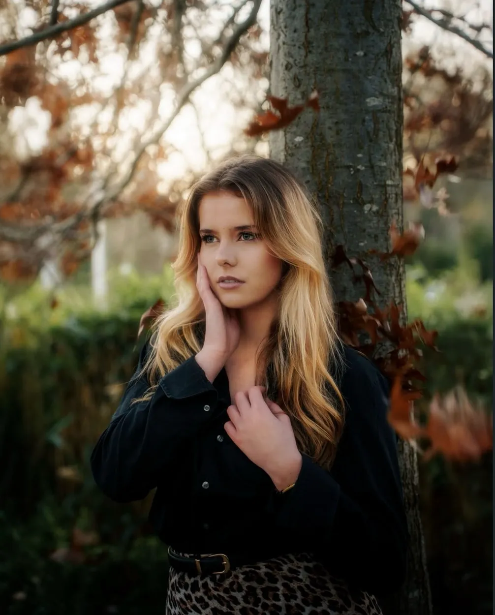 Lina en extérieur, au pied d'un arbre en automne