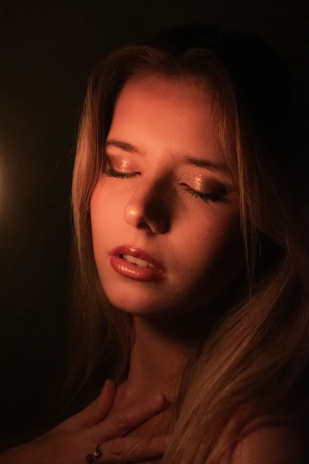 Portrait de Lina, les yeux fermés, lumière chaude