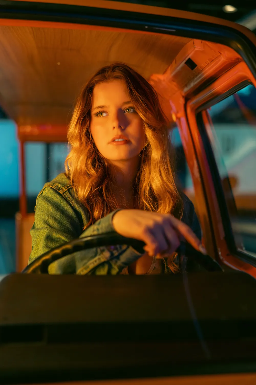 Lina au volant d'un van orange, lumière dorée